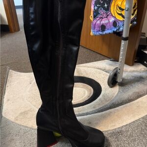 Black Women's Knee-High Platform Boots - Sleek Zipper Design